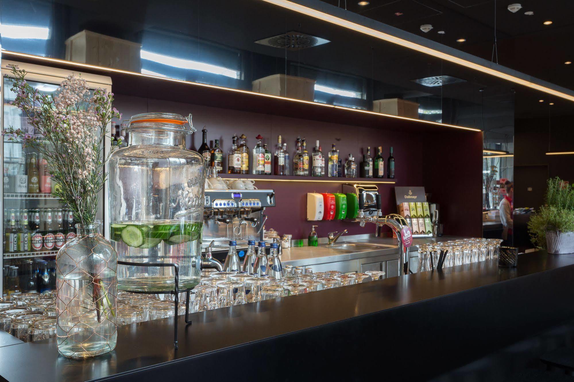 Meininger Hotel Leipzig Hauptbahnhof Bagian luar foto